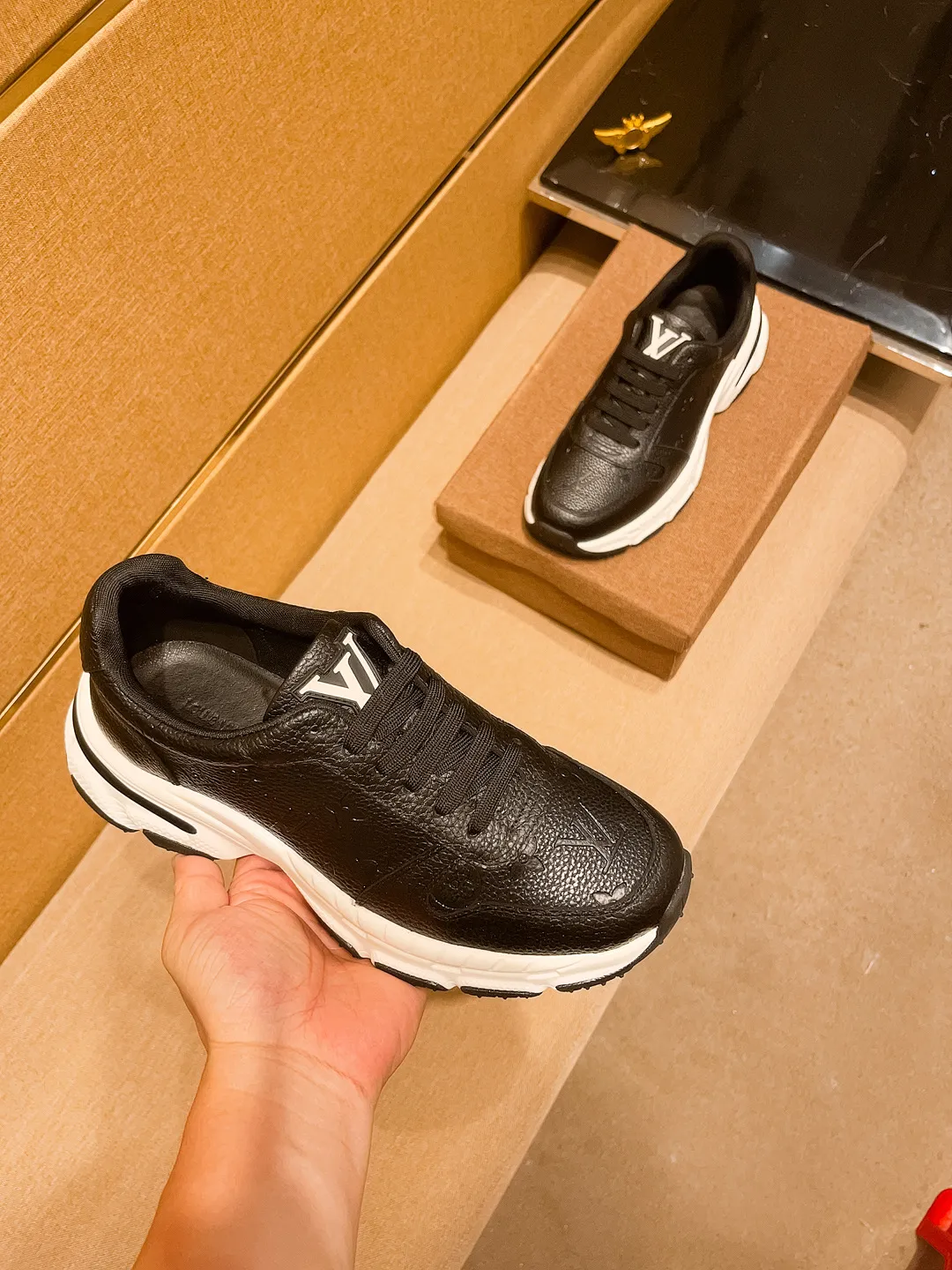 Men's shoes💰 460💰👍[LV]🔥🔝Louis Vuitton, a high-end men's shoe brand, official website 1:1 latest masterpiece: the upper is made of Italian imported first-layer cowhide🔥Official website original special technical cloth fabric matching🔥Original comfortable and breathable lining➕Original designated non-slip outsole🔥Make walking more convenient and comfortable! An exclusive new model, a stunning work, a beautiful 1:1 replica [color] compared to the official quality! Create a fashionable personality to set off your uniqueness! A must-have for trendy men! 🔥, sizes: 38-44. color:.     2⃣️colors available🔥